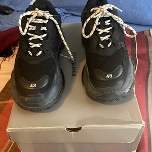 Balenciaga Triple S size 43,used in very good condition looks brand new.